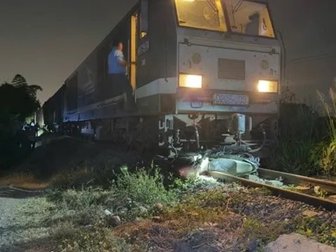 Băng qua đường sắt trong đêm, người điều khiển xe máy bị tàu hàng tông tử vong