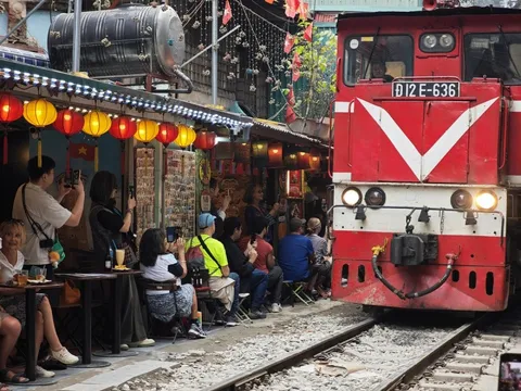 Phố cà phê đường tàu chật kín khách ngày giáp Tết, bất chấp cảnh báo an toàn