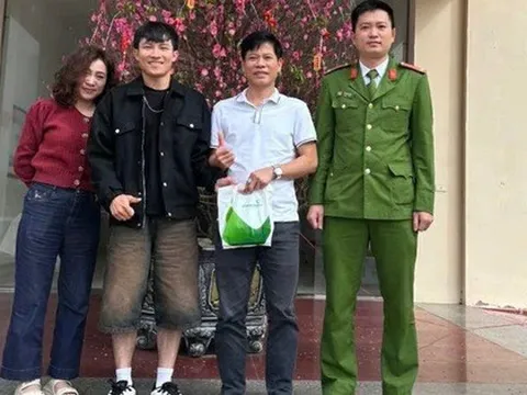 Vừa từ nước ngoài về, phát hiện tài khoản ngân hàng có 2 khoản tiền lạ lên tới 175 triệu đồng, người đàn ông vội đến công an trình báo