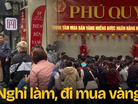 Tiệm vàng hôm nay: Dân văn phòng xin nghỉ Tết sớm đi mua vàng, xếp hàng từ sáng, đông như siêu thị