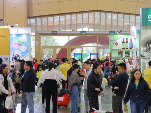 Một hội chợ Tết "hút" nửa triệu lượt khách, bán ra cả tấn giò chả