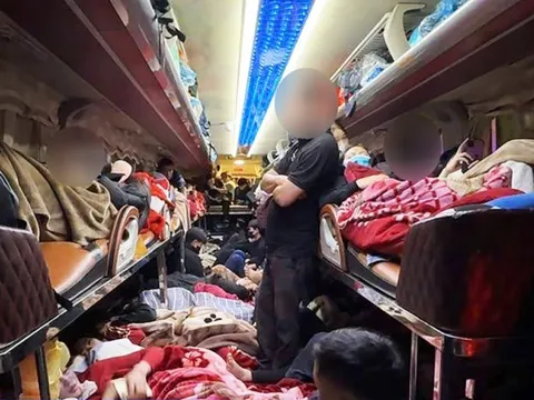 Kỷ lục: Xe khách bị phạt gần 300 triệu đồng ngày cận Tết và khung cảnh 'không thể tưởng tượng' bên trong