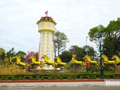 Đại cảnh hoa, linh vật ngựa và Hội hoa Xuân thu hút dòng người du xuân