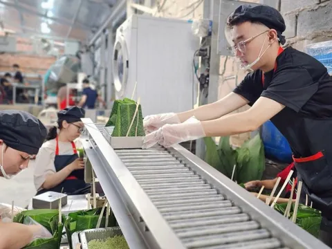 Bên trong xưởng bánh chưng làm bằng máy ở TP.HCM