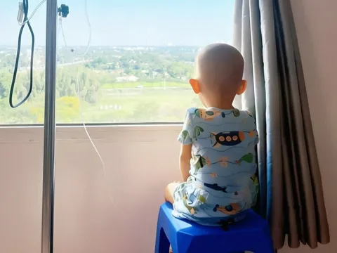 Bức ảnh gây xúc động mạnh ngày Tết tại một bệnh viện nhi: Nơi người lớn học cách mạnh mẽ từ những đứa trẻ