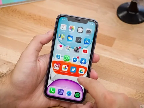 Ai còn nhớ chiếc iPhone 11 "cũ mèm" này không? - Dùng lại vào năm 2026, chẳng hiểu sao tôi vẫn thích nó mới tài