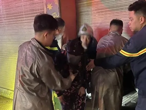 Giải cứu 3 người mắc kẹt trong vụ cháy ở Hà Nội rạng sáng 29 Tết