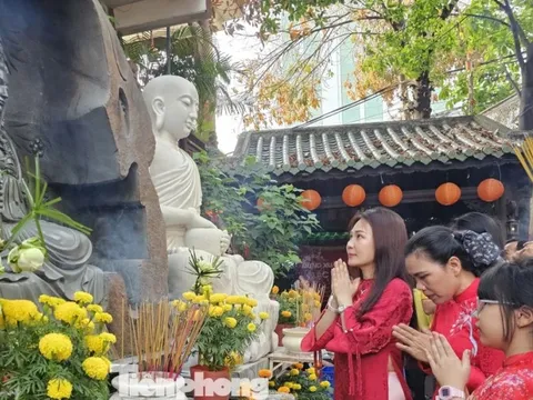 Sáng mùng 1 Tết, người Cần Thơ chen chân đi lễ chùa