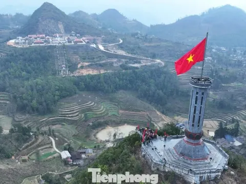 Thiêng liêng lễ Thượng cờ nơi cực Bắc ngày mùng 1 Tết