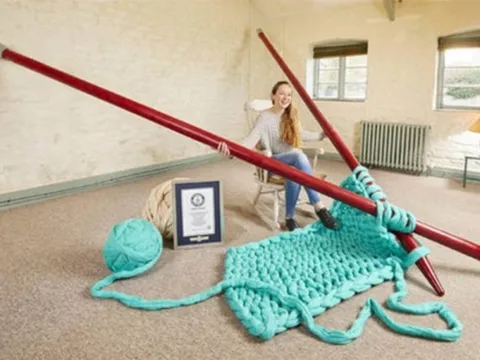 Cặp kim đan dài 4,4m và kỷ lục Guinness kỳ quái khiến cả thế giới sửng sốt