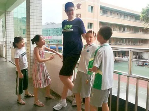 Cậu bé 11 tuổi cao hơn 2m: Ứng viên sáng giá của kỷ lục Guinness thế giới