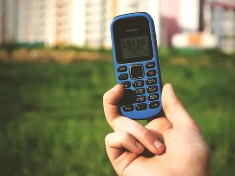 Dùng iPhone sang chảnh mà lúc nào tôi cũng mang theo một chiếc điện thoại "cục gạch": Tất cả vì lý do này