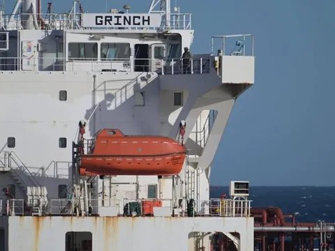 Nhận hàng triệu USD, quốc gia EU 'thả tự do' cho tàu dầu Nga sau khi truy đuổi