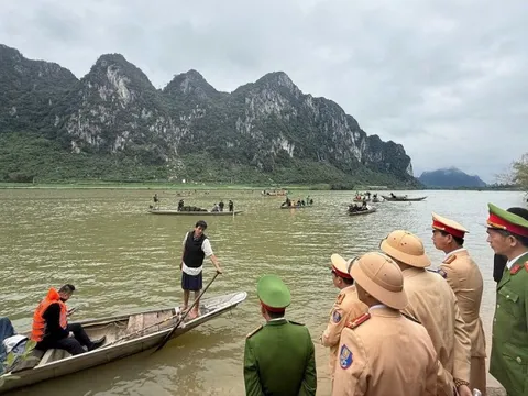 Huy động hơn 100 người tìm kiếm 2 người mất tích vụ lật đò ở Quảng Trị