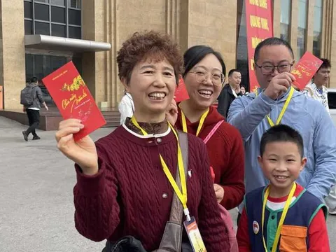 Quảng Ninh: Nhộn nhịp ngày đầu năm, hàng đoàn người nô nức xếp hàng nhận "lì xì"