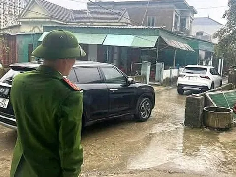 Công an làm việc với tài xế đỗ ô tô 'khoá đuôi', còn thách thức 'đỗ đến mai'