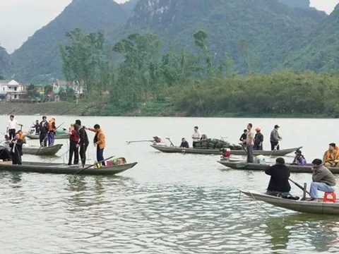 Bi kịch gia đình 7 người chìm thuyền trên sông khi đi chúc Tết