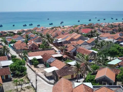 Độc đáo ngôi làng '100% nhà lợp mái đỏ' bên biển Đắk Lắk