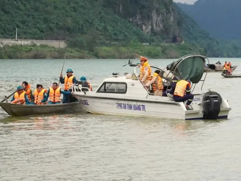 Hiện trường tìm kiếm 2 nạn nhân mất tích vụ lật thuyền ở Quảng Trị