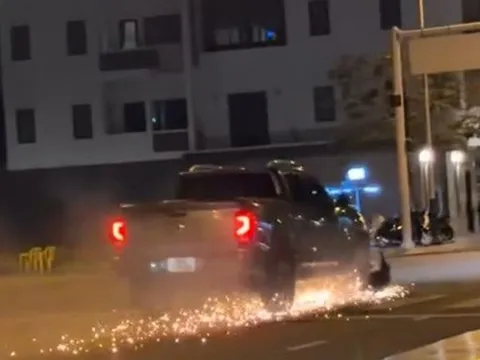 Ô tô kéo lê xe máy gần 1 km, một người tử vong