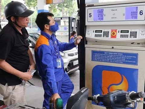 Giá xăng giảm, dầu tăng ngay phiên điều hành đầu năm