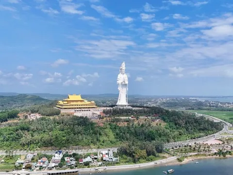 Chiêm bái tượng Phật Quan Âm cao nhất Đông Nam Á ở Quảng Ngãi