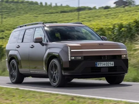 Bắt gặp Hyundai Santa Fe facelift chạy thử: Là bản chạy điện có thể sạc bằng máy xăng, đèn mới mở ra hy vọng thiết kế bớt gây tranh cãi