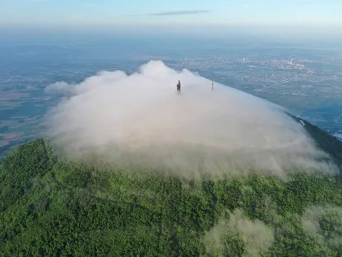 Ngọn núi tâm linh cao nhất miền Nam đón gần nửa triệu khách trong vài ngày qua