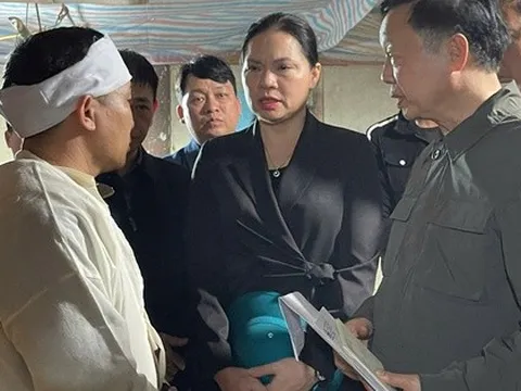 Phó Thủ tướng Trần Hồng Hà thăm hỏi gia đình các nạn nhân vụ chìm tàu chở khách trên hồ Thác Bà