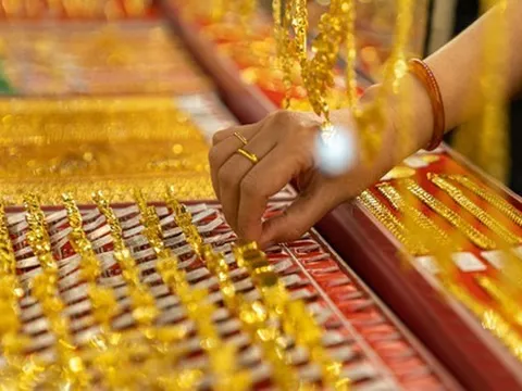 Cận ngày Vía Thần Tài, một Tiệm vàng lớn tuyên bố có sẵn vàng 0,1 chỉ, khách không phải xếp hàng