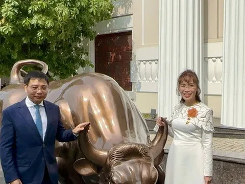 Tỉ phú Nguyễn Thị Phương Thảo xuất hiện tại lễ đánh cồng khai xuân chứng khoán