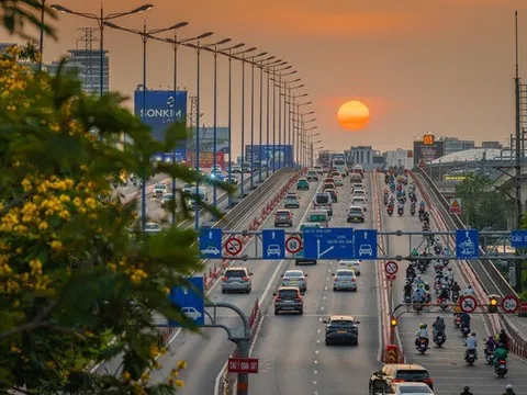 Cầu Sài Gòn thành “tọa độ vàng” săn hoàng hôn của người trẻ