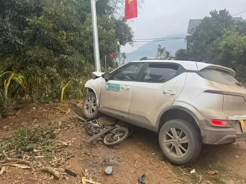 Ô tô con lao nhanh như tên bắn, húc văng xe máy khiến thầy hiệu trưởng tử vong