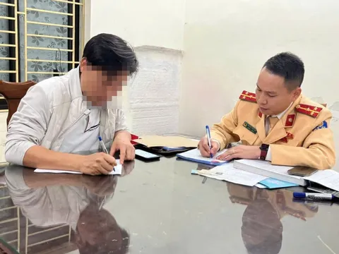 Xử phạt tài xế cho trẻ em ngồi trước vô lăng khi lái xe chạy trên phố Hà Nội