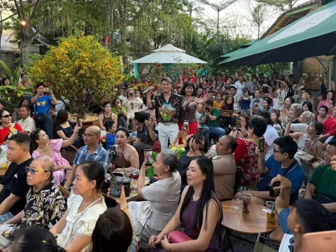 Vì sao quán cà phê của Đàm Vĩnh Hưng tạm đóng cửa chỉ sau khi khai trương hơn 2 tuần?