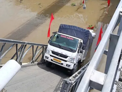 Xe tải chở gạo làm sập cầu ở Cần Thơ