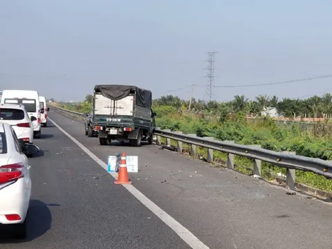 Các trường hợp nào được đỗ xe trên cao tốc, đặt cảnh báo sao cho đúng? Cục CSGT giải đáp