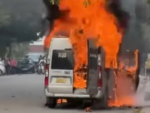 Ô tô 16 chỗ bốc cháy dữ dội khi đang chạy trên đường ở Bắc Ninh