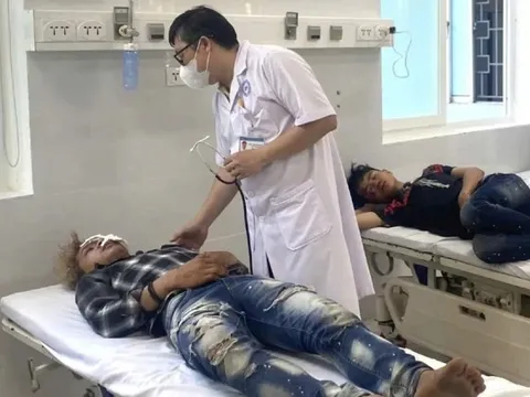 Hai xe máy lao ầm ầm vào nhau, 5 người thương vong