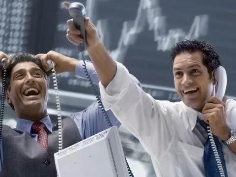 Khối ngoại rót hơn 800 tỷ gom ba cổ phiếu bluechips trong phiên VN-Index giảm mạnh