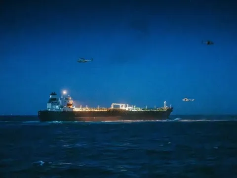 Một quốc gia châu Âu vừa bắt giữ tàu chở dầu thuộc “hạm đội bóng tối” của Nga, phát hiện có mối liên hệ với Iran