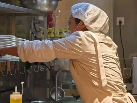 Thu nhập hơn 7 triệu đồng, làm việc 14 tiếng/ngày: Nhóm lao động tưởng “lép vế” nay giữ vai trò quan trọng cho ngành dịch vụ thay người trẻ