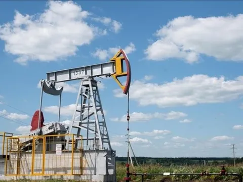 Giá dầu thô bật tăng 7%