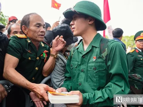 Chùm ảnh: Khoảnh khắc gia đình, bạn bè bịn rịn chia tay thanh niên lên đường nhập ngũ