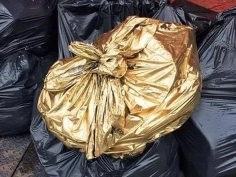 Người đàn ông "ngã ngửa" khi phát hiện tự tay vứt 20 thỏi vàng vào thùng rác