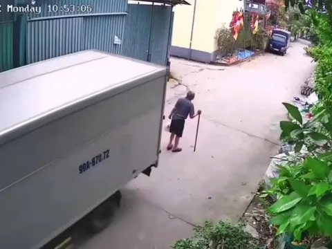 Xe tải lùi ẩu, cán tử vong cụ ông 90 tuổi