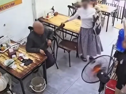 Gã đàn ông vào quán phở rồi có hành động "khiếm nhã" với khách nữ, chủ quán lớn tiếng nói 1 câu khiến tất cả nín thở