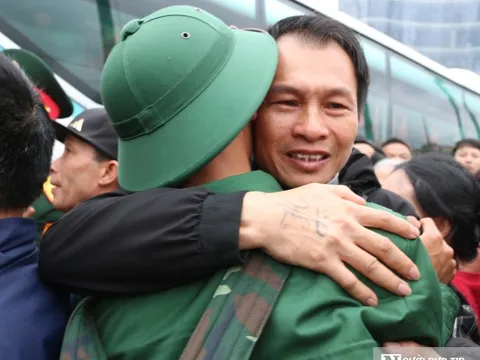 Xúc động phút tiễn hơn 3.800 thanh niên Nghệ An lên đường nhập ngũ