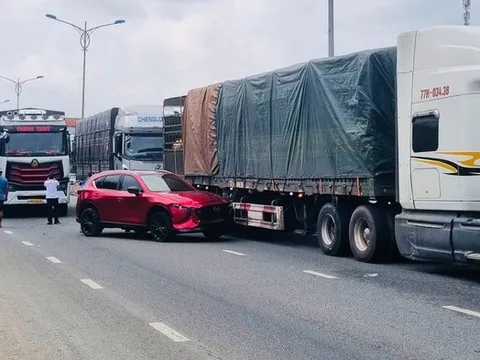 Hiện trường 4 ô tô va chạm liên hoàn trên quốc lộ 1A