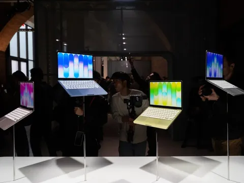 Tôi đã sống tới ngày giá MacBook chỉ từ 14 triệu, còn điện thoại Trung Quốc giờ đắt gấp đôi